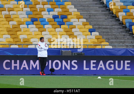 Kiew, Ukraine. 18. Oktober 2016. SL Benfica-Manager Rui Vitoria Spaziergänge auf dem Spielfeld während der Trainingseinheit vor UEFA-Champions-League-Spiel gegen den FC Dynamo Kyiv im NSC Olimpiyskyi Stadium in Kiew, Ukraine. Bildnachweis: Oleksandr Prykhodko/Alamy Live-Nachrichten Stockfoto
