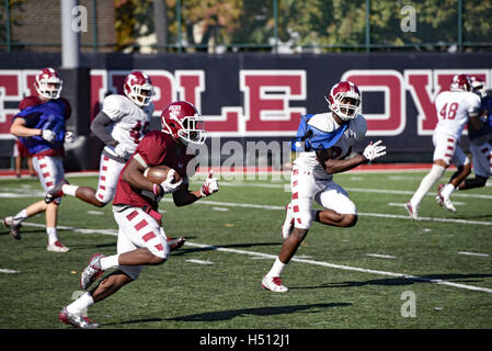 Philadelphia, Pennsylvania, USA. 18. Oktober 2016. Temple University-Football-Spieler in Aktion während des Trainings in ihre Praxis-Field in Philadelphia Pa © Ricky Fitchett/ZUMA Draht/Alamy Live News Stockfoto