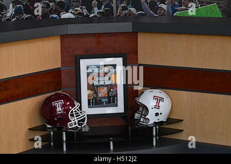 Philadelphia, Pennsylvania, USA. 18. Oktober 2016. Temple University Fußball Spieltag Helme und Gedenktafel am Übungsplatz in Philadelphia Pa © Ricky Fitchett/ZUMA Draht/Alamy Live News Stockfoto