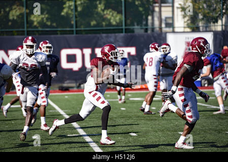 Philadelphia, Pennsylvania, USA. 18. Oktober 2016. Temple University-Football-Spieler in Aktion während des Trainings in ihre Praxis-Field in Philadelphia Pa © Ricky Fitchett/ZUMA Draht/Alamy Live News Stockfoto