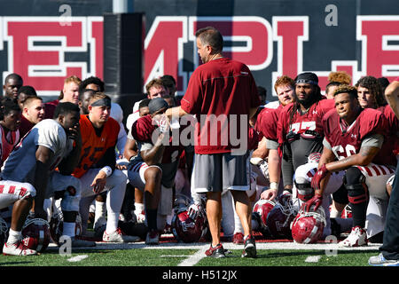 Philadelphia, Pennsylvania, USA. 18. Oktober 2016. Temple University Kopf Fußballtrainer, MATT RHULE, im Gespräch mit dem Team nach dem Training auf dem Übungsplatz in Philadelphia Pa © Ricky Fitchett/ZUMA Draht/Alamy Live News Stockfoto