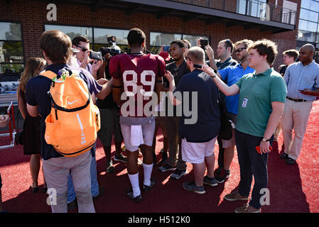 Philadelphia, Pennsylvania, USA. 18. Oktober 2016. Temple University-Football-Spieler, KEITH KIRKWOOD, beantwortet Fragen für die Medien auf dem Übungsplatz in Philadelphia Pa © Ricky Fitchett/ZUMA Draht/Alamy Live News Stockfoto