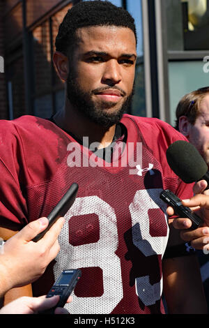 Philadelphia, Pennsylvania, USA. 18. Oktober 2016. Temple University-Football-Spieler, KEITH KIRKWOOD, beantwortet Fragen für die Medien auf dem Übungsplatz in Philadelphia Pa © Ricky Fitchett/ZUMA Draht/Alamy Live News Stockfoto