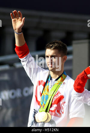 Trafalgar Square, London, UK. 18. Oktober 2016. London-Team GB Helden kehren zurück. Turnerin Max Whitlock winkt der Menschenmenge während der Parade Credit: Action Plus Sport/Alamy Live News Stockfoto