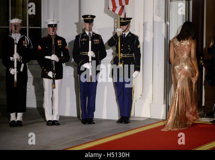 Washington, District Of Columbia, USA. 18. Oktober 2016. First Lady Michelle Obama begrüßt Ministerpräsident von Italien Matteo Renzi und Frau Agnese Landini auf der nördlichen Portikus des weißen Hauses am 18. Oktober 2016 in Washington, DC. Bildnachweis: Olivier Douliery/Pool über CNP Credit: Olivier Douliery/CNP/ZUMA Draht/Alamy Live-Nachrichten Stockfoto