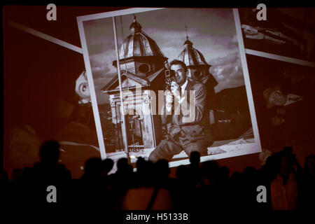 Rom. 18. Oktober 2016. Ein Foto des verstorbenen US-Schauspieler Gregory Peck in Rom genommen wird auf dem Bildschirm auf dem spanischen Platz am 18. Oktober 2016 in Rom vorgestellt. Der bekannte Film Rom Urlaub starring Gregory Peck und Audrey Hepburn am Dienstag lief auch in spanischen Platz von Rom zur Feier der Hundertjahrfeier der Geburt von Gregory Peck. © Jin Yu/Xinhua/Alamy Live-Nachrichten Stockfoto