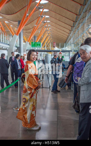 Japanische Mädchen gekleidet in traditionellen Kimonos und Medien begrüßen die Passagiere an Bord des ersten Antrittsrede direkte Iberia Flug zwischen Spanien und Japan (IB 6801 Madrid, Barajas zu Tokyo, Narita am 18. Oktober 2016) Stockfoto