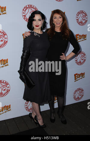 Hollywood, Ca. 18. Oktober 2016. Cassandra Peterson, Dita Von Teese besucht die Launch-Party für Cassandra Peterson neues Buch "Elvira, Mistress Of The Dark" im Hollywood Roosevelt Hotel am 18. Oktober 2016 in Hollywood, Kalifornien. (Credit: Parisa Afsahi/Media-Punch). / Alamy Live News Stockfoto