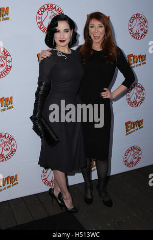 Hollywood, Ca. 18. Oktober 2016. Cassandra Peterson, Dita Von Teese besucht die Launch-Party für Cassandra Peterson neues Buch "Elvira, Mistress Of The Dark" im Hollywood Roosevelt Hotel am 18. Oktober 2016 in Hollywood, Kalifornien. (Credit: Parisa Afsahi/Media-Punch). / Alamy Live News Stockfoto