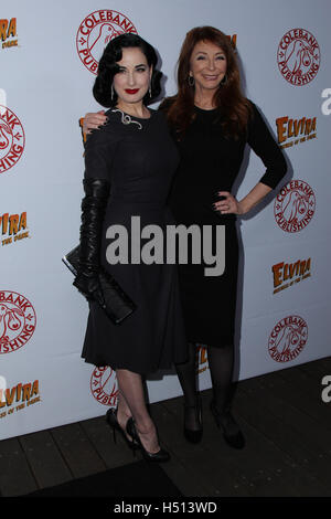 Hollywood, Ca. 18. Oktober 2016. Cassandra Peterson, Dita Von Teese besucht die Launch-Party für Cassandra Peterson neues Buch "Elvira, Mistress Of The Dark" im Hollywood Roosevelt Hotel am 18. Oktober 2016 in Hollywood, Kalifornien. (Credit: Parisa Afsahi/Media-Punch). / Alamy Live News Stockfoto