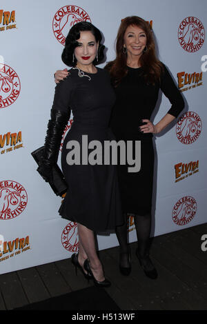 Hollywood, Ca. 18. Oktober 2016. Cassandra Peterson, Dita Von Teese besucht die Launch-Party für Cassandra Peterson neues Buch "Elvira, Mistress Of The Dark" im Hollywood Roosevelt Hotel am 18. Oktober 2016 in Hollywood, Kalifornien. (Credit: Parisa Afsahi/Media-Punch). / Alamy Live News Stockfoto