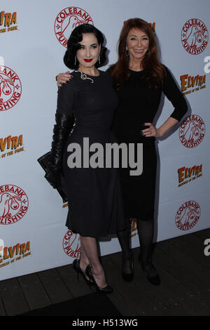Hollywood, Ca. 18. Oktober 2016. Cassandra Peterson, Dita Von Teese besucht die Launch-Party für Cassandra Peterson neues Buch "Elvira, Mistress Of The Dark" im Hollywood Roosevelt Hotel am 18. Oktober 2016 in Hollywood, Kalifornien. (Credit: Parisa Afsahi/Media-Punch). / Alamy Live News Stockfoto