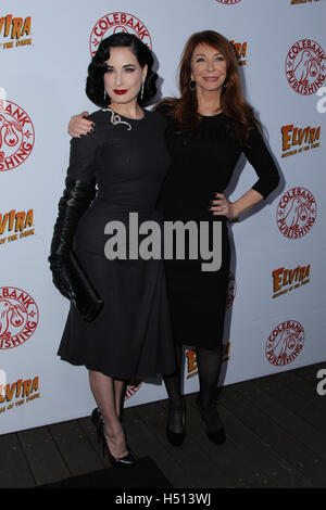 Hollywood, Ca. 18. Oktober 2016. Cassandra Peterson, Dita Von Teese besucht die Launch-Party für Cassandra Peterson neues Buch "Elvira, Mistress Of The Dark" im Hollywood Roosevelt Hotel am 18. Oktober 2016 in Hollywood, Kalifornien. (Credit: Parisa Afsahi/Media-Punch). / Alamy Live News Stockfoto