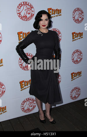 Hollywood, Ca. 18. Oktober 2016. Dita Von Teese besucht die Launch-Party für Cassandra Peterson neues Buch "Elvira, Mistress Of The Dark" im Hollywood Roosevelt Hotel am 18. Oktober 2016 in Hollywood, Kalifornien. (Credit: Parisa Afsahi/Media-Punch). / Alamy Live News Stockfoto
