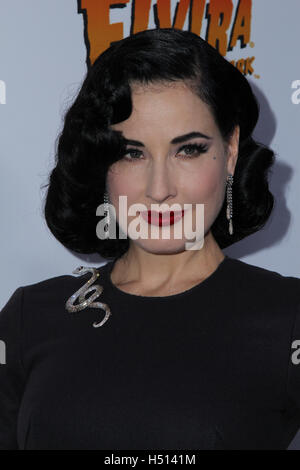Hollywood, Ca. 18. Oktober 2016. Dita Von Teese besucht die Launch-Party für Cassandra Peterson neues Buch "Elvira, Mistress Of The Dark" im Hollywood Roosevelt Hotel am 18. Oktober 2016 in Hollywood, Kalifornien. (Credit: Parisa Afsahi/Media-Punch). / Alamy Live News Stockfoto