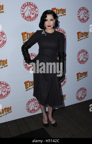 Hollywood, Ca. 18. Oktober 2016. Dita Von Teese besucht die Launch-Party für Cassandra Peterson neues Buch "Elvira, Mistress Of The Dark" im Hollywood Roosevelt Hotel am 18. Oktober 2016 in Hollywood, Kalifornien. (Credit: Parisa Afsahi/Media-Punch). / Alamy Live News Stockfoto
