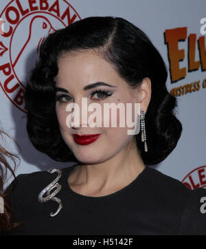 Hollywood, Ca. 18. Oktober 2016. Dita Von Teese besucht die Launch-Party für Cassandra Peterson neues Buch "Elvira, Mistress Of The Dark" im Hollywood Roosevelt Hotel am 18. Oktober 2016 in Hollywood, Kalifornien. (Credit: Parisa Afsahi/Media-Punch). / Alamy Live News Stockfoto