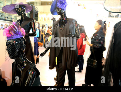 Shanghai, China. 19. Oktober 2016. Menschen sehen eine Modeausstellung im Xintiandi, einer stilvollen Fußgängerzone in Shanghai, Ost-China, 19. Oktober 2016 statt. © Chen Fei/Xinhua/Alamy Live-Nachrichten Stockfoto