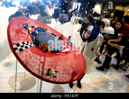 Shanghai, China. 19. Oktober 2016. Menschen sehen eine Modeausstellung im Xintiandi, einer stilvollen Fußgängerzone in Shanghai, Ost-China, 19. Oktober 2016 statt. © Chen Fei/Xinhua/Alamy Live-Nachrichten Stockfoto