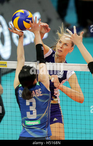 Pasay City, Philippinen. 19. Oktober 2016. Olesia Rykhliuk (hinten) von Volero Zürich Spitzen während der FIVB Frauen Club World Championship 2016 Match gegen Hisamitsu Federn Kobe in Pasay City, Philippinen, 19. Oktober 2016. © Rouelle Umali/Xinhua/Alamy Live-Nachrichten Stockfoto