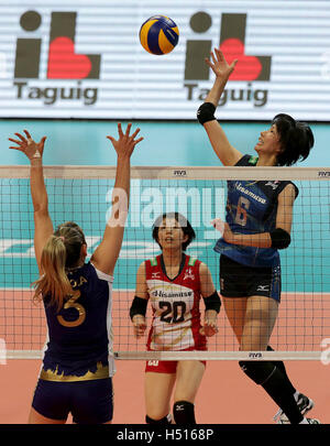 Pasay City, Philippinen. 19. Oktober 2016. Yuki Ishii (R) Hisamitsu Federn Kobe spikes während der FIVB Frauen Club World Championship 2016 Match gegen Volero Zürich in Pasay City, Philippinen, 19. Oktober 2016. © Rouelle Umali/Xinhua/Alamy Live-Nachrichten Stockfoto