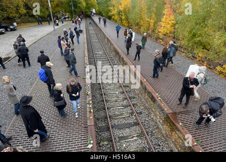 Berlin, Deutschland. 19. Oktober 2016. Menschen legen weiße Rosen auf das Gleisbett auf dem Gelände der Gedenkstätte Gleis 17 im Grunewald in Berlin, Deutschland, 19. Oktober 2016. Dort sind viele Menschen der Beginn der NS-Deportationen von Juden aus Berlin vor 75 Jahren zum Gedenken an. Foto: RAINER JENSEN/Dpa/Alamy Live-Nachrichten Stockfoto