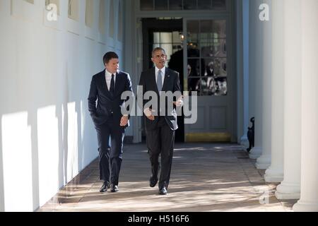 Washington DC, USA. 18. Oktober 2016. US-Präsident Barack Obama und der italienische Ministerpräsident Matteo Renzi entlang der Kolonnade, das Oval Office im Weißen Haus 18. Oktober 2016 in Washington, DC. Bildnachweis: Planetpix/Alamy Live-Nachrichten Stockfoto