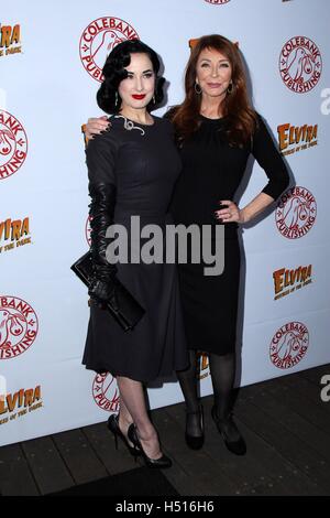 Los Angeles, CA, USA. 18. Oktober 2016. Dita Von Teese, Cassandra Peterson im Ankunftsbereich für ELVIRA: MISTRESS OF THE DARK Buch-Release-Party, auf der Dachterrasse im Roosevelt Hollywood, Los Angeles, CA 18. Oktober 2016. Bildnachweis: Priscilla Grant/Everett Collection/Alamy Live-Nachrichten Stockfoto