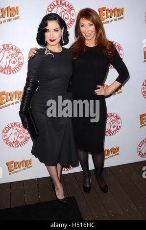 Los Angeles, CA, USA. 18. Oktober 2016. Dita Von Teese, Cassandra Peterson im Ankunftsbereich für ELVIRA: MISTRESS OF THE DARK Buch-Release-Party, auf der Dachterrasse im Roosevelt Hollywood, Los Angeles, CA 18. Oktober 2016. Bildnachweis: Priscilla Grant/Everett Collection/Alamy Live-Nachrichten Stockfoto
