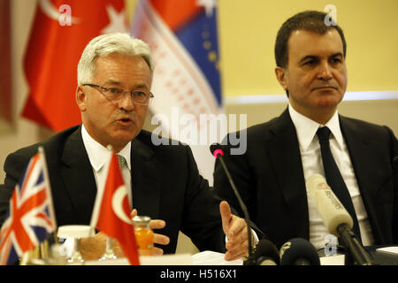 Ankara, Türkei. 19. Oktober 2016. Britische Staatsminister für Europa und Amerika Alan Duncan und türkischer EU-Minister Omer Celik in Pressekonferenz, Ankara. Bildnachweis: Tumay Berkin/ZUMA Draht/Alamy Live-Nachrichten Stockfoto