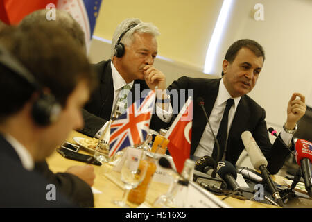 Ankara, Türkei. 19. Oktober 2016. Britische Staatsminister für Europa und Amerika Alan Duncan und türkischer EU-Minister Omer Celik in Pressekonferenz, Ankara. Bildnachweis: Tumay Berkin/ZUMA Draht/Alamy Live-Nachrichten Stockfoto