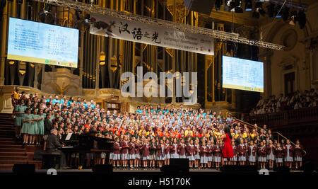 Sydney. 19. Oktober 2016. Foto aufgenommen am 19. Oktober 2016 zeigt das Sydney chinesische Sprache spektakuläre 2016 Musik-Spektakel in Sydney, Australien. Mehr als 1.100 australische Schüler zeigte sich ihre künstlerische Begabung und chinesische Sprachkenntnisse auf Sydney chinesische Sprache spektakuläre 2016-Musik-Spektakel am Mittwoch Abend. Bildnachweis: Zhu Hongye/Xinhua/Alamy Live-Nachrichten Stockfoto