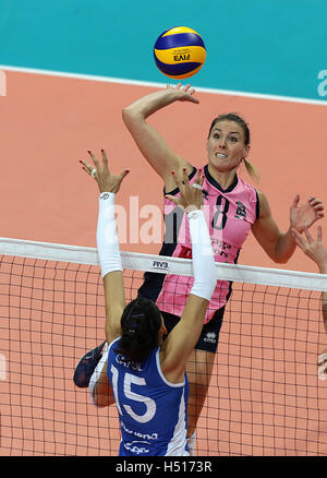 Pasay City, Philippinen. 19. Oktober 2016. Lauren Gibbemeyer (oben) der Pomi Casalmaggiore konkurriert gegen Ana Carolina Da Silva von Rexona Sesc Rio während der FIVB Frauen Club World Championship 2016 in Pasay City, Philippinen, 19. Oktober 2016. Pomi Casalmaggiore gewann 3-2. © Rouelle Umali/Xinhua/Alamy Live-Nachrichten Stockfoto