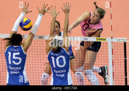 Pasay City, Philippinen. 19. Oktober 2016. Samanta Fabris (R, oben) der Pomi Casalmaggiore konkurriert bei der FIVB Frauen Club World Championship 2016 gegen Rexona Sesc Rio in Pasay City, Philippinen, 19. Oktober 2016. Pomi Casalmaggiore gewann 3-2. © Rouelle Umali/Xinhua/Alamy Live-Nachrichten Stockfoto