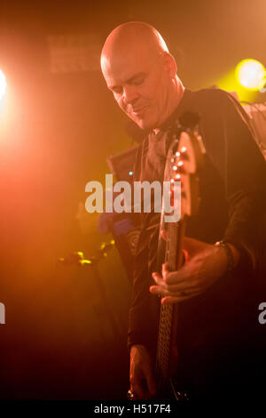 Mezzago Mailand Italien. 18. Oktober 2016. Die englische gothic-Rock-Band THE MISSION führt live auf der Bühne der Blüte während der "30th Anniversary Tour" Credit: Rodolfo weitertransferiert/Alamy Live News Stockfoto