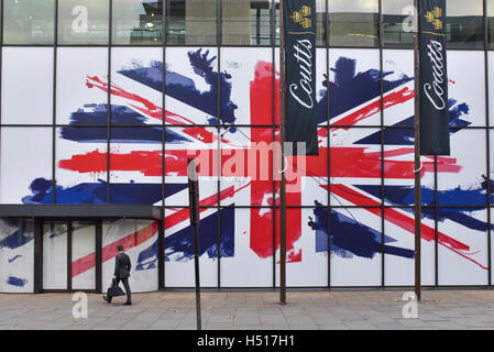 Strand, London, UK. 19. Oktober 2016. Coutts Bank hat einen riesigen Union Jack-Flagge über die Fenster. © Matthew Chattle/Alamy Leben Stockfoto