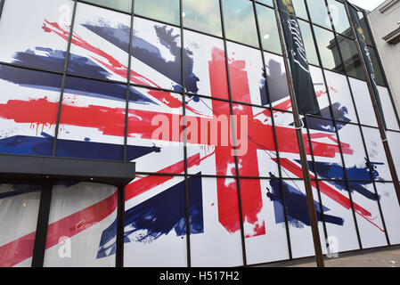 Strand, London, UK. 19. Oktober 2016. Coutts Bank hat einen riesigen Union Jack-Flagge über die Fenster. © Matthew Chattle/Alamy Leben Stockfoto