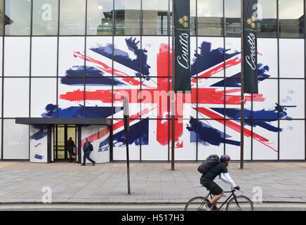 Strand, London, UK. 19. Oktober 2016. Coutts Bank hat einen riesigen Union Jack-Flagge über die Fenster. © Matthew Chattle/Alamy Leben Stockfoto