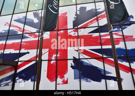 Strand, London, UK. 19. Oktober 2016. Coutts Bank hat einen riesigen Union Jack-Flagge über die Fenster. © Matthew Chattle/Alamy Leben Stockfoto