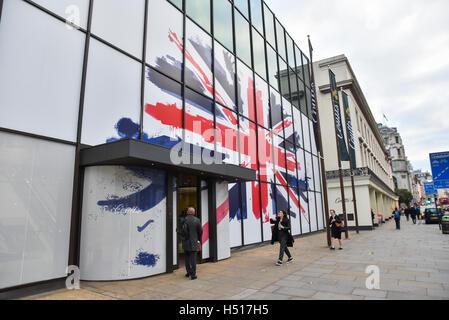 Strand, London, UK. 19. Oktober 2016. Coutts Bank hat einen riesigen Union Jack-Flagge über die Fenster. © Matthew Chattle/Alamy Leben Stockfoto