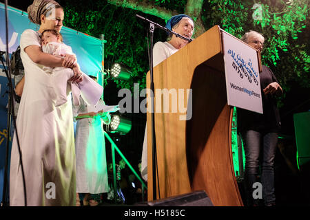 Jerusalem, Israel. 19. Oktober 2016. Hadassah FROMAN (C), eine orthodoxe Jüdin aus der Westbank Siedlung Tekoa, die Mutter von 10 und Großmutter von 42, richtet eine 20.000 stark pro-Friedenskundgebung inszeniert von Frauen Lohn Frieden mit teilnehmenden Israelis und Palästinensern gegenüber des Premierministers Wohnsitz in Jerusalem zum Abschluss einer zweiwöchige, Langlauf, März für Hoffnung. Bildnachweis: Nir Alon/Alamy Live-Nachrichten Stockfoto