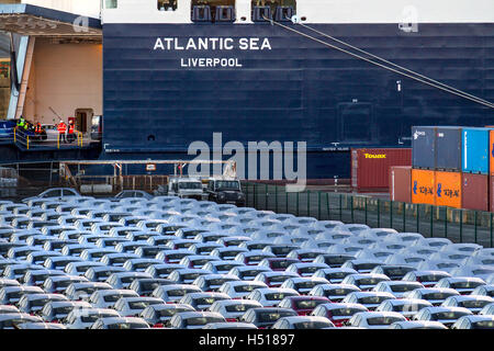 Autos warten auf Verladung am Dock britische Autoexporte in Liverpool, Merseyside, Großbritannien Oktober 2016. Das neue Atlantic Container Line (ACL)-Schiff Atlantic Sea kommt in Seaforth an, wo in der Dämmerung Kränen unter Wraps ein- und ausladen. Das Schiff ist eines von fünf neuen Containerschiffen, die die Kapazität von ACL verdoppeln werden, um Autos und Container aus dem Vereinigten Königreich und Europa über den Atlantik zu transportieren. Die Container Roll-On/Roll-Off Schiffe sind die größten und fortschrittlichsten Schiffe ihrer Art weltweit. Die Prinzessin Royal wird das neue Schiff ‘Atlantic Sea’ taufen Stockfoto