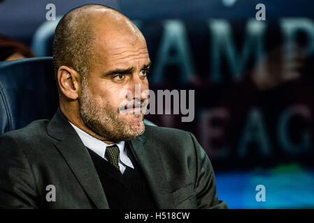 Barcelona, Katalonien, Spanien. 19. Oktober 2016. Manchester City-Trainer PEP GUARDIOLA vor dem Champions League-Spiel zwischen FC Barcelona und Manchester City im Camp Nou Stadion in Barcelona Kredit zusieht: Matthias Oesterle/ZUMA Draht/Alamy Live News Stockfoto