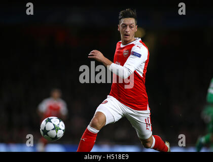 Emirates Stadium, London, UK. 19. Oktober 2016. UEFA Champions League Fußball. Arsenal gegen PFC Ludogorez Razgrad. Arsenal Mittelfeldspieler Mesut Özil jagt den Ball während eines Angriffs Arsenal Credit: Action Plus Sport/Alamy Live News Stockfoto