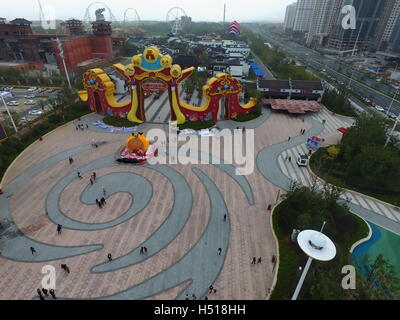 Hefei, Hefei, China. 17. Oktober 2016. Hefei, CHINA-17. Oktober 2016: (nur zur redaktionellen Verwendung. CHINA aus) Luftaufnahmen von Wanda-Kultur-Tourismus-Stadt in Hefei, Hauptstadt der ostchinesischen Provinz Anhui, 17. Oktober 2016. Wanda Cultural Tourism Stadt, erbaut von Wanda Gruppe, bestehend aus drei Freizeitparks. Die chinesische Trommel geformte Gebäude, gelegen in der Mitte die Wanda-Kultur-Tourismus-Stadt ist von Guinness World Records als das weltweit größte Trommel geformt Gebäude überprüft. © SIPA Asien/ZUMA Draht/Alamy Live-Nachrichten Stockfoto