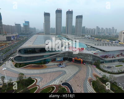 Hefei, Hefei, China. 17. Oktober 2016. Hefei, CHINA-17. Oktober 2016: (nur zur redaktionellen Verwendung. CHINA aus) Luftaufnahmen von Wanda-Kultur-Tourismus-Stadt in Hefei, Hauptstadt der ostchinesischen Provinz Anhui, 17. Oktober 2016. Wanda Cultural Tourism Stadt, erbaut von Wanda Gruppe, bestehend aus drei Freizeitparks. Die chinesische Trommel geformte Gebäude, gelegen in der Mitte die Wanda-Kultur-Tourismus-Stadt ist von Guinness World Records als das weltweit größte Trommel geformt Gebäude überprüft. © SIPA Asien/ZUMA Draht/Alamy Live-Nachrichten Stockfoto