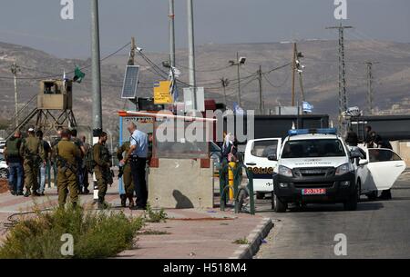 Nablus. 19. Oktober 2016. Israelische Sicherheitskräfte stehen in der Nähe der Szene, wo eine Palästinenserin am 19. Oktober 2016 von israelischen Truppen bei Zaatara-Checkpoint in der Nähe der West Bank von Nablus erschossen wurde. Die Palästinenserin versuchte, israelische Soldaten am Checkpoint zu erstechen, bevor sie das Feuer auf sie eröffnet, sagte die israelische Polizei. Bildnachweis: Ayman Nobani/Xinhua/Alamy Live-Nachrichten Stockfoto