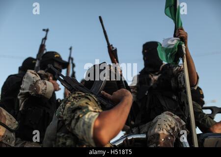 Gaza, Islamischer Dschihad beteiligen sich an einer Militärparade zum 29. Jahrestag der Gründung ihrer Gruppe in Gaza-Stadt. 19. Oktober 2016. Palästinensische Kämpfer von Al-Quds Brigaden, der bewaffnete Arm der islamischen Jihad teilnehmen an einer Militärparade zum 29. Jahrestag der Gründung ihrer Gruppe in Gaza-Stadt, am 19. Oktober 2016. © Wissam Nassar/Xinhua/Alamy Live-Nachrichten Stockfoto