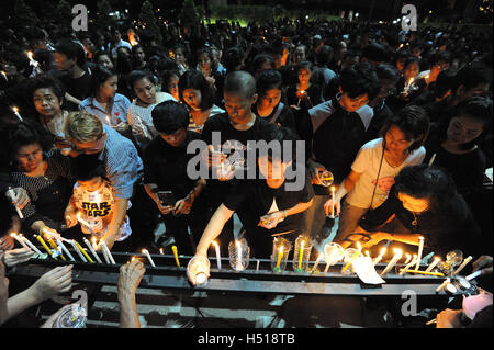 Samut Prakan. 19. Oktober 2016. Trauergäste Kerzen für die späten thailändischen König Bhumibol Adulyadej am Khlong Lat Pho Park in Samut Prakan Province, Zentral-Thailand, am 19., 2016 zu beten. König Bhumibol, der weltweit am längsten regierende Monarch, starb am 13. Oktober in Bangkoks Siriraj Krankenhaus im Alter von 88 Jahren. Bildnachweis: Rachen Sageamsak/Xinhua/Alamy Live-Nachrichten Stockfoto