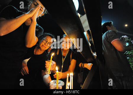 Samut Prakan. 19. Oktober 2016. Trauergäste Kerzen für die späten thailändischen König Bhumibol Adulyadej am Khlong Lat Pho Park in Samut Prakan Province, Zentral-Thailand, am 19., 2016 zu beten. König Bhumibol, der weltweit am längsten regierende Monarch, starb am 13. Oktober in Bangkoks Siriraj Krankenhaus im Alter von 88 Jahren. Bildnachweis: Rachen Sageamsak/Xinhua/Alamy Live-Nachrichten Stockfoto